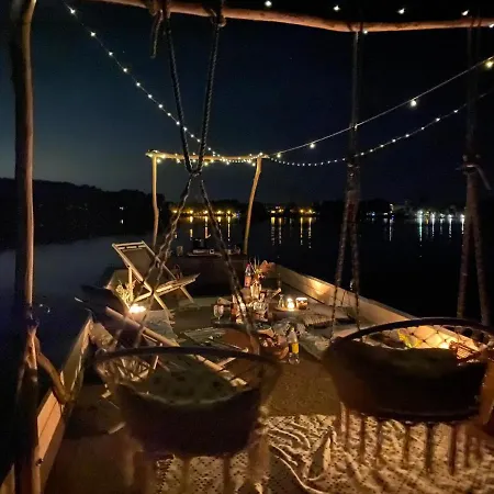 Botel Abenteuerlust?Schwimmendes Wasserschloss